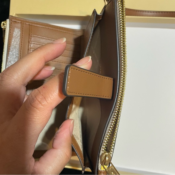 🩷Michael Kors wallet/wristlet🩷 - Picture 10 of 12